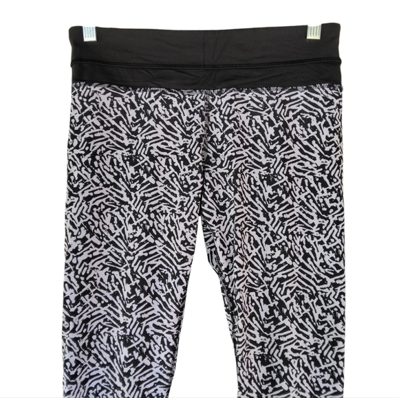Lululemon Inspire Crop II All Full-On Luxtreme Black White Animal Print Size 6 - Picture 5 of 12